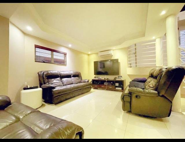 4 BEDROOM HOUSE FOR SALE IN RESERVOIR HILLS